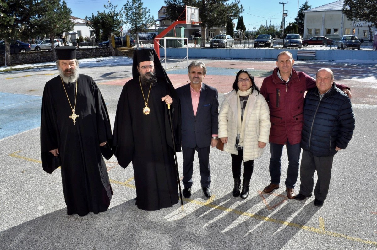 επισκεψη του Σεβασμιοτατου Μητροπολίτη Καστορίας στο Δημοτικό Σχολείο Αετού (2) (custom)