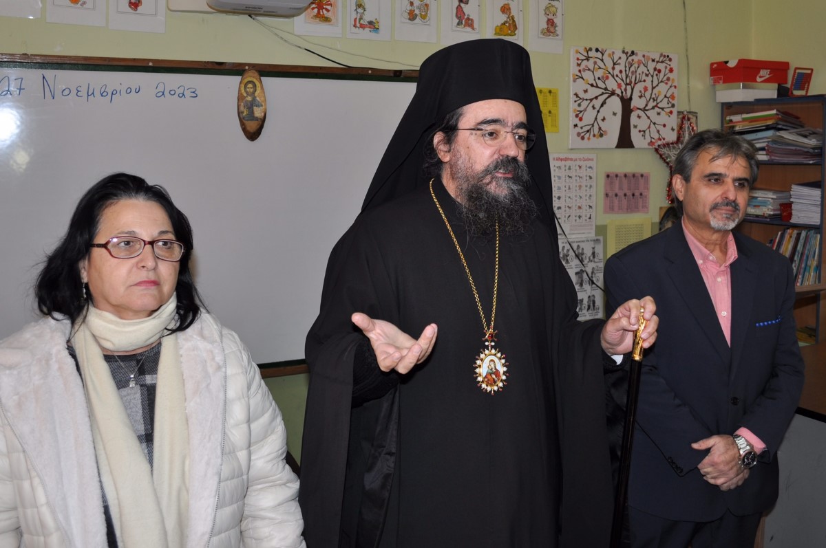 επισκεψη του Σεβασμιοτατου Μητροπολίτη Καστορίας στο Δημοτικό Σχολείο Αετού (4) (custom)