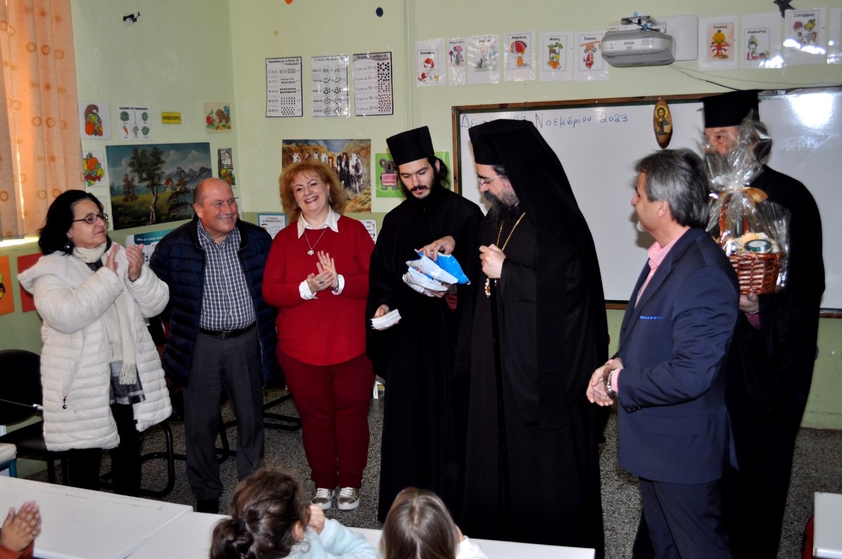 επισκεψη του Σεβασμιοτατου Μητροπολίτη Καστορίας στο Δημοτικό Σχολείο Αετού (6) (custom)