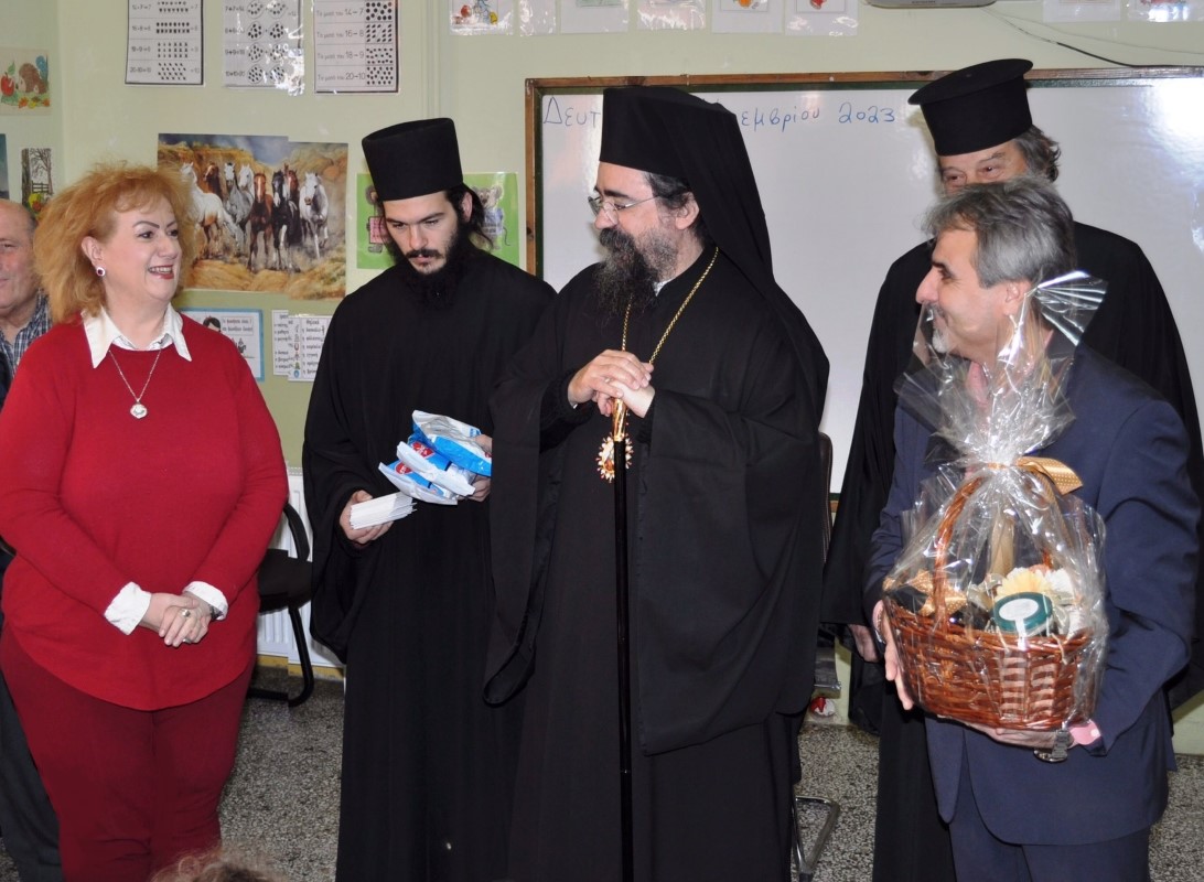 επισκεψη του Σεβασμιοτατου Μητροπολίτη Καστορίας στο Δημοτικό Σχολείο Αετού (7) (custom)