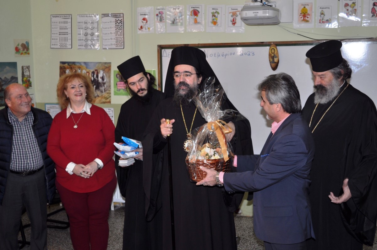 επισκεψη του Σεβασμιοτατου Μητροπολίτη Καστορίας στο Δημοτικό Σχολείο Αετού (9) (custom)