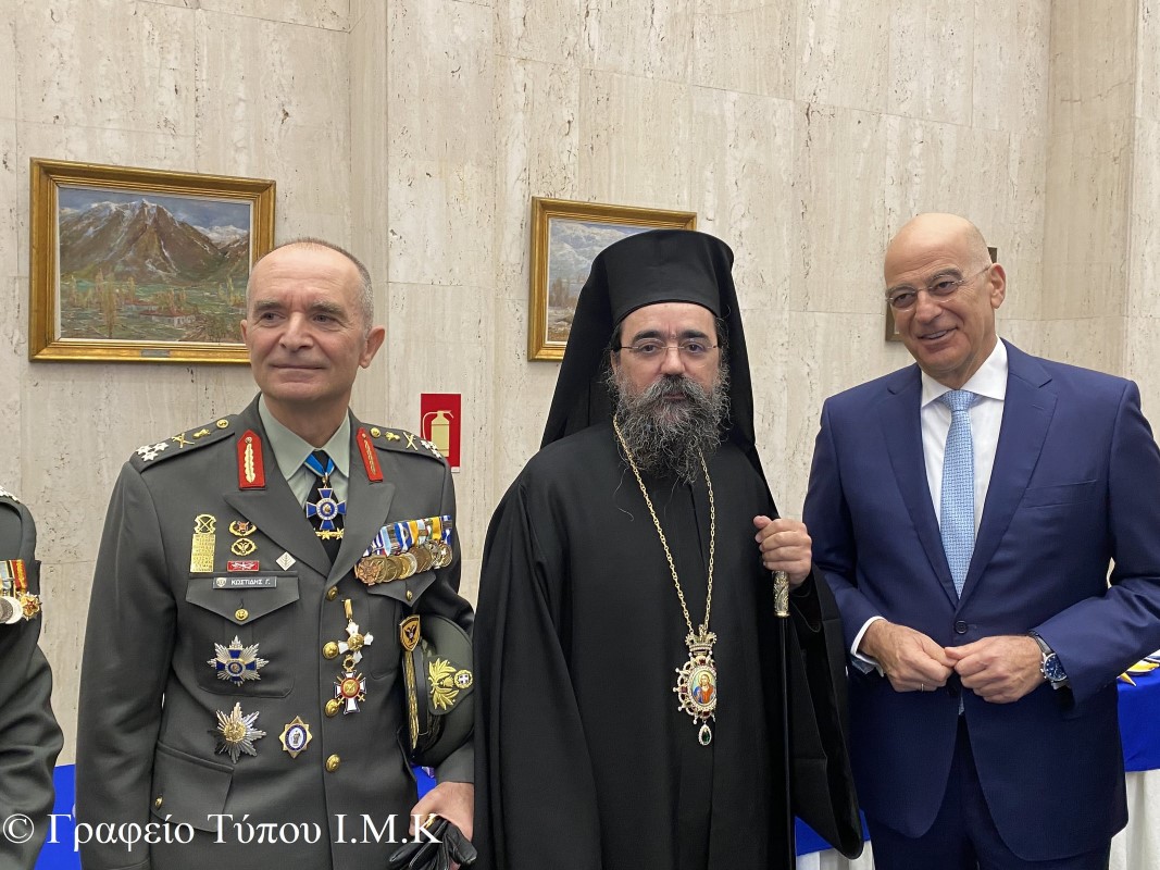 Ὁ Μητροπολίτης Καστορίας κ. Καλλίνικος, στὴν παραλαβὴ τῶν καθηκόντων τοῦ ΑΓΕΣ, Καστοριανοῦ Στρατηγοῦ κ. Γεωργίου Κωστίδη (2) (custom)
