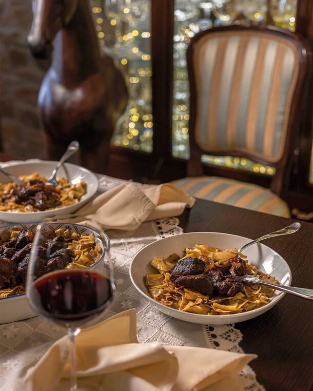 Agriogoyroyno Krasato Me Kremmydia Stin Katsarola Kai Chylopites Gastronomos 1 610x762